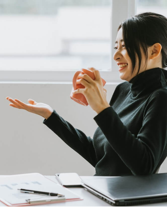 여자가 웃고 있는 이미지